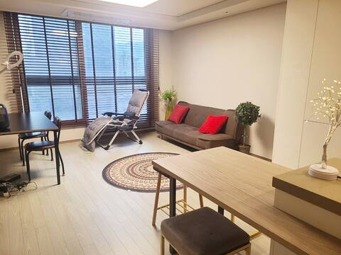 Isu Station 100m. Nice city view apartment in Seocho-daero (4ppl)