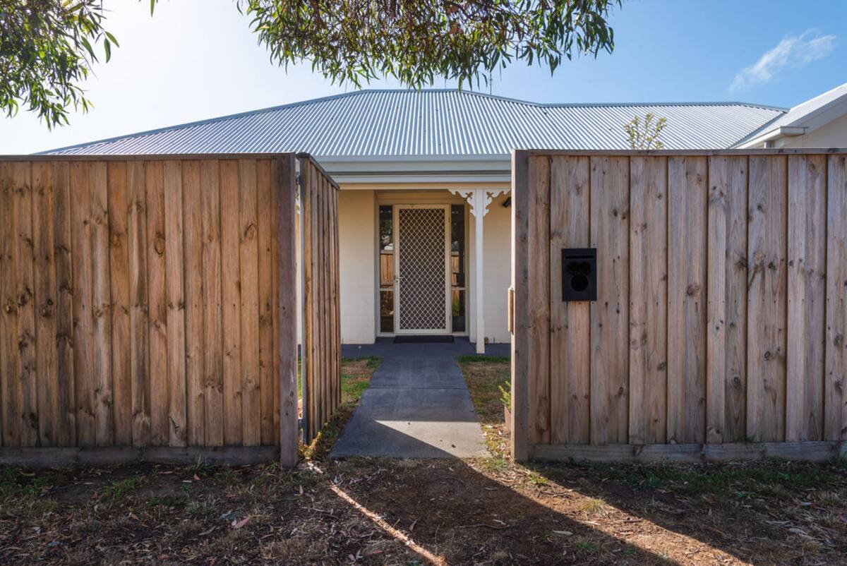 Le Boulevard Cottage · cosy, fenced outdoor area at single-level Torquay cottage