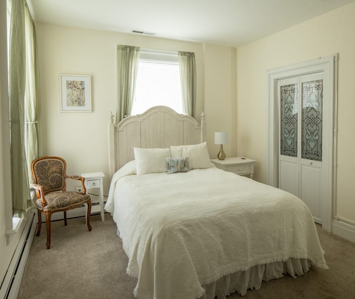 Cloran Mansion (Alice's Room) (No Pets)