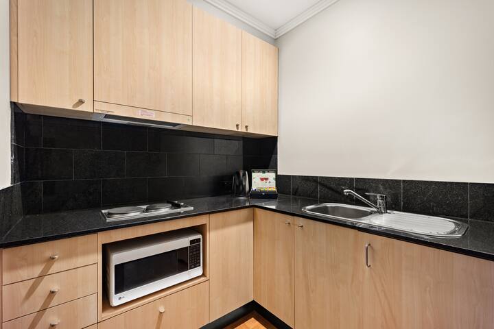 Big 2 Bedroom Apt, 6 Guests, CBD gallery image 2