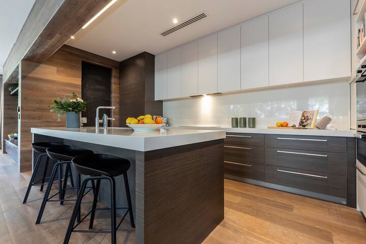 Grand Beachside Villa gallery image 3