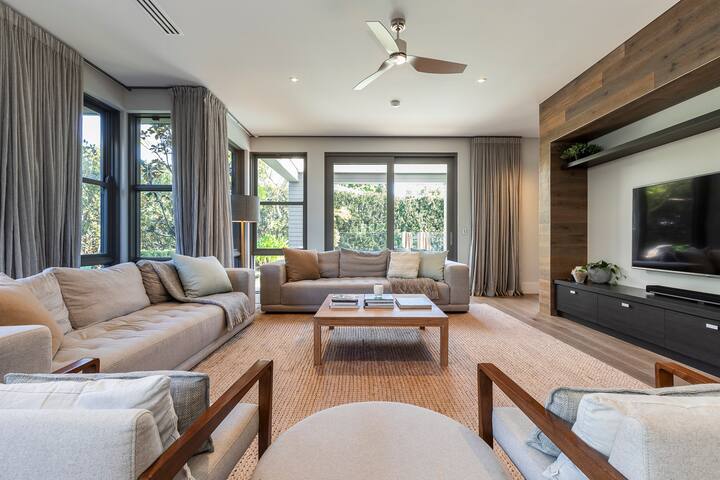 Grand Beachside Villa gallery image 2