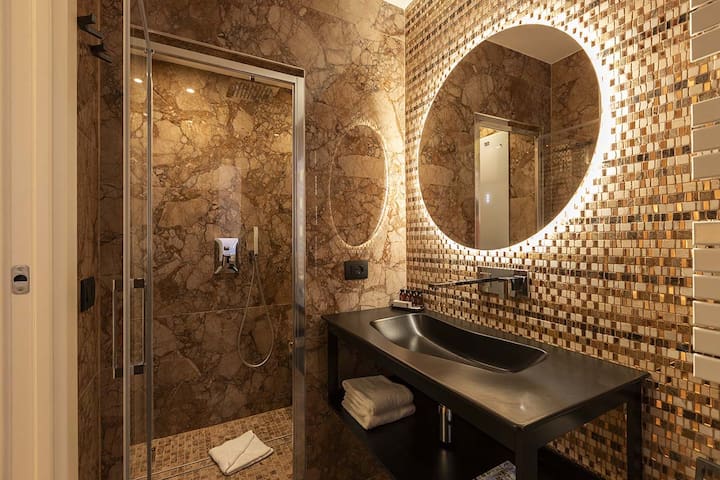 ROMAC Trinity w/ steam bath gallery image 3