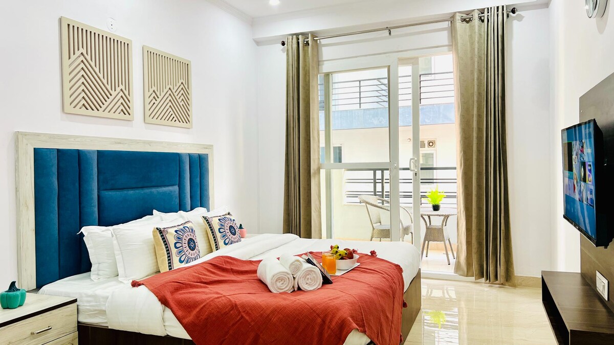 Просторна спалня със самостоятелен балкон с места за сядане на открито, двойно легло king size с първокласен матрак и спално бельо, 40 - инчов смарт телевизор с Netflix/Prime & Youtube Premium.