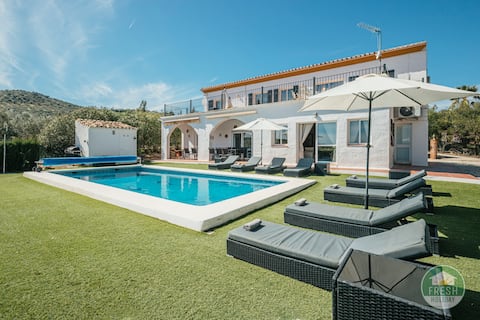 Casa Wood | 4BR Family Villa, Pool & Views