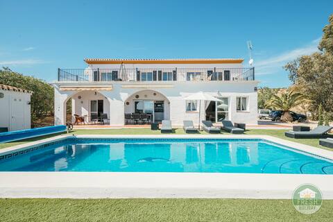 Casa Wood: lovely house with pool, BBQ and views