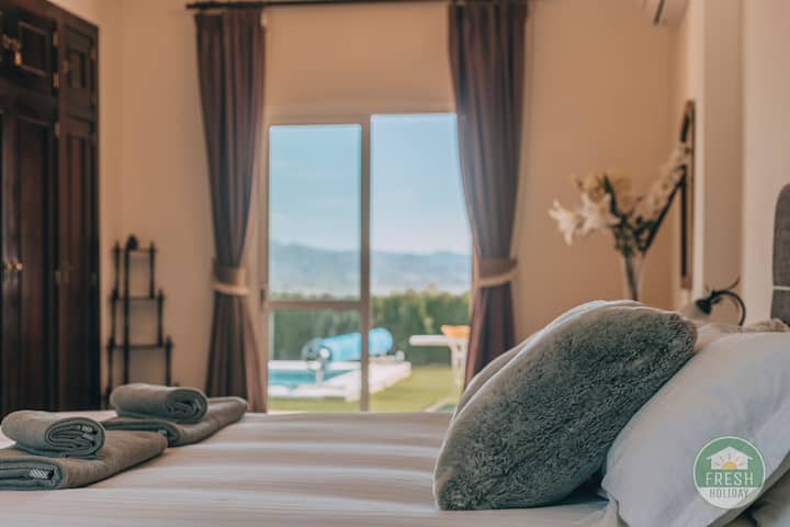 Útulná posteľ pri bazéne