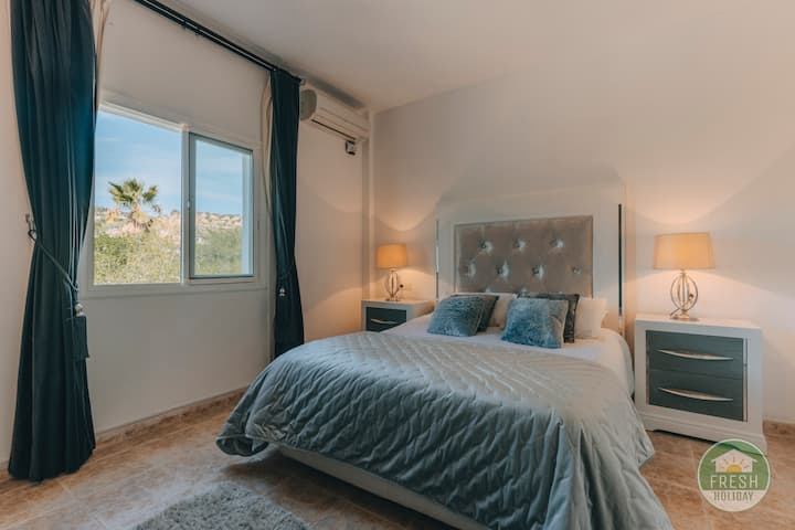 Vaša manželská posteľ veľkosti King s množstvom prirodzeného svetla