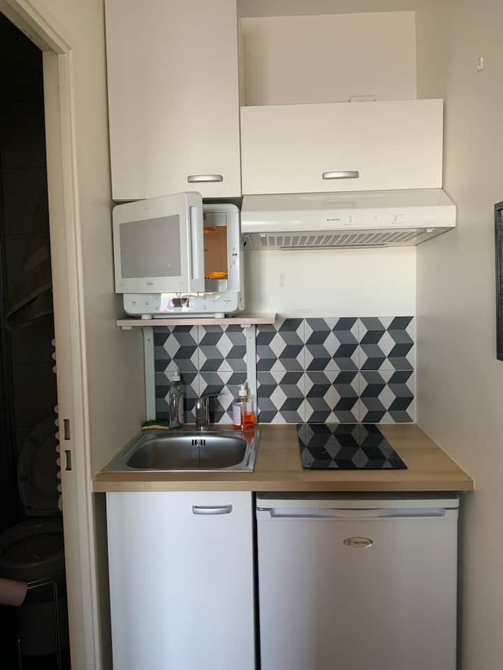 Charmant Studio Autonome Dans Appartement, 22e Et - Paris