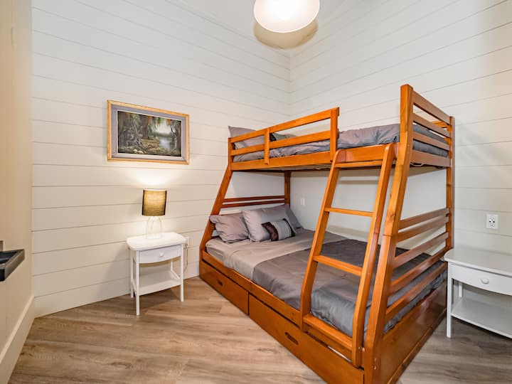 4 - та спалня: двуетажно легло с единични +двойни легла