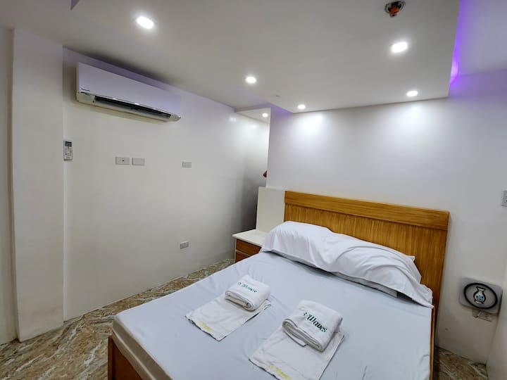 ห้องดีลักซ์ (สีเหลือง) หรือห้อง B
- แนะนำสำหรับผู้เข้าพัก 2 -4 คน

- เตียงควีนไซส์ 1 หลังเหมาะสำหรับผู้เข้าพัก 1 ถึง 2 คน
- ที่นอนปูพื้นเหมาะสำหรับผู้เข้าพัก 2 คน