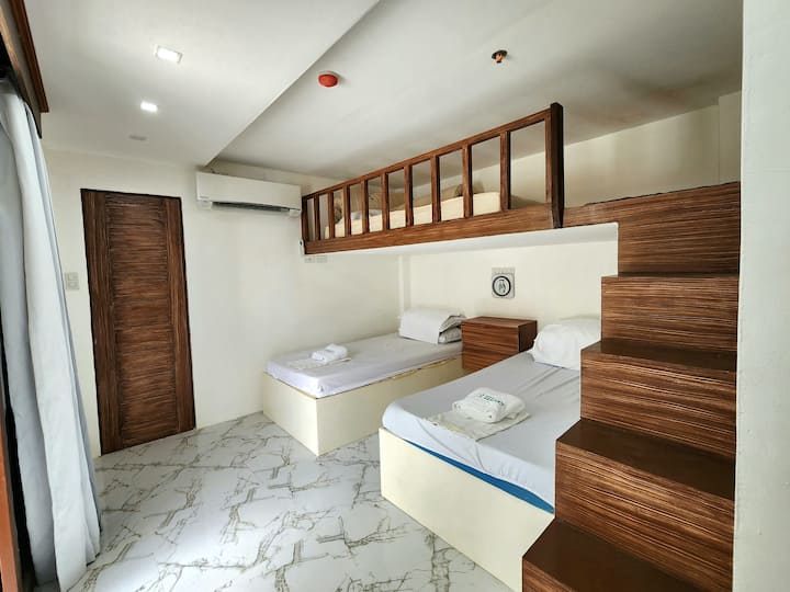 ห้องสำหรับครอบครัว (สีขาว) หรือห้อง C
- แนะนำสำหรับผู้เข้าพัก 3 -5 คน

-2 เตียงเดี่ยวเหมาะสำหรับผู้เข้าพักคนละ 1 คน
- เตียงสองชั้นเหมาะสำหรับผู้เข้าพัก 1 -2 คน
ที่นอนปูพื้นเหมาะสำหรับผู้เข้าพักไม่เกิน 1 คน