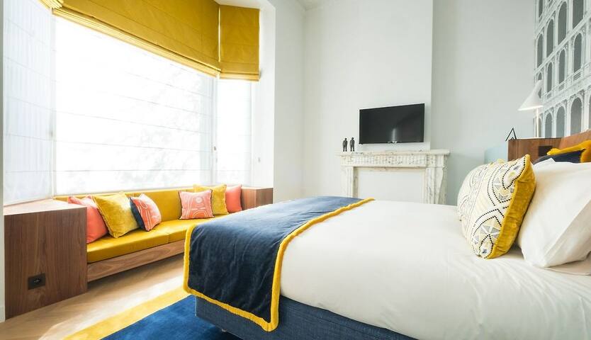 Modern 2BR Apartment near Meir Shopping, Cathedral gallery image 4