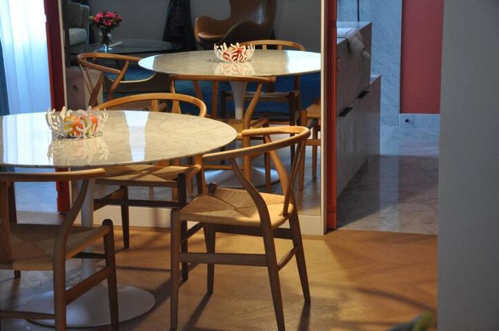 Modern 2BR Apartment near Meir Shopping, Cathedral gallery image 3