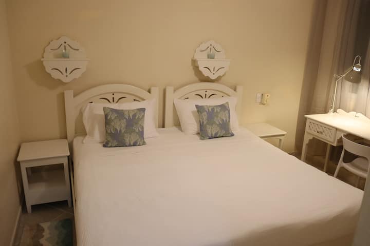 Втората спалня има две единични легла, които могат да бъдат обзаведени като суперголямо двойно легло.