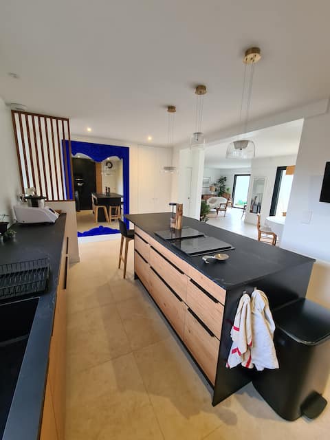 Villa with pool 150 m from the sea