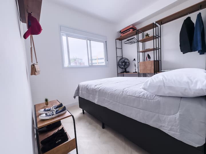 KAMER SUITE met: tweepersoonsbed + industriële kast + industrieel schoenenrek + handtassen + ventilator + lampenkap + bed- / badlinnen en kleerhangers.