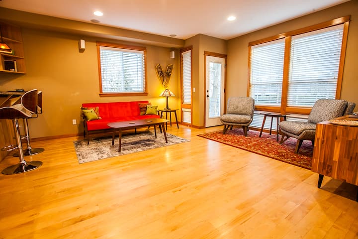 Modern Townhouse Blocks From Downtown Hood River - Hood River, OR