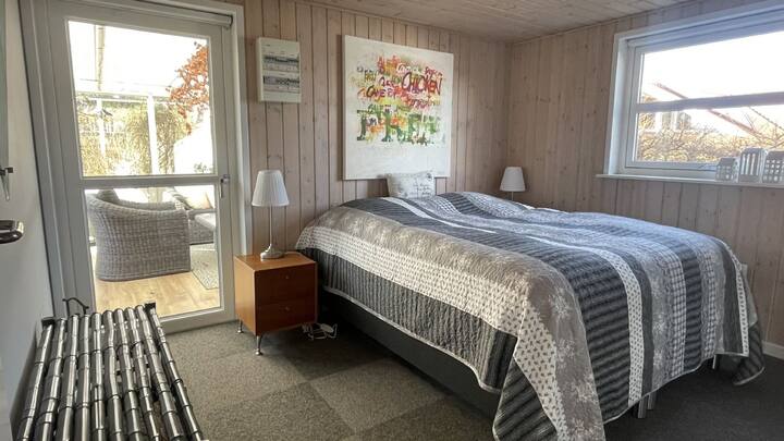 主卧可直接通往露台和户外起居室