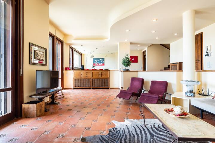 Modern Panoramic Villa in Florence gallery image 2