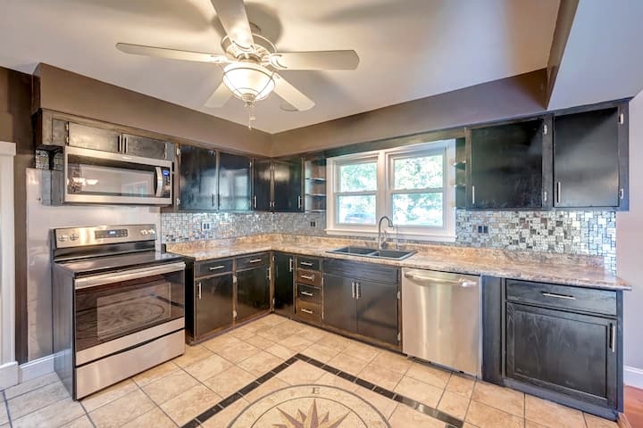 Beautiful Btown Home Near Stadium - Bloomington, IN