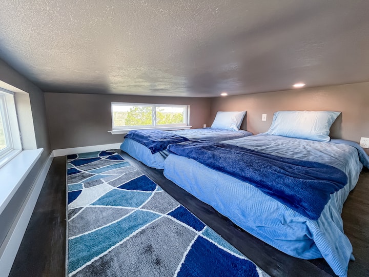 Поткровјето е прилично удобно со два душека близнаци кои лесно може да се спојат за да се направи брачен кревет (широк 150-179 см), ако сакате. 
Ноќниот поглед на поткровјето може да се пофали со блескави долински светла колку што можете да видите. 
