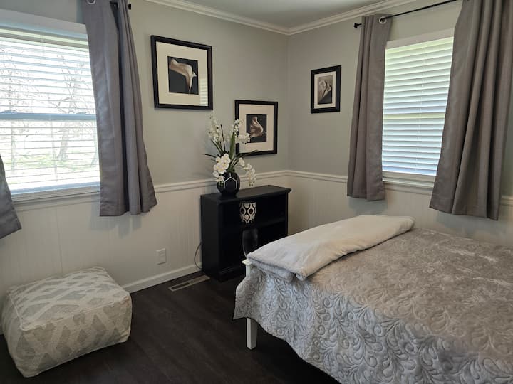 El blanco y negro con un toque de habitación gris.  Relájate en la cómoda cama de tamaño completo.  