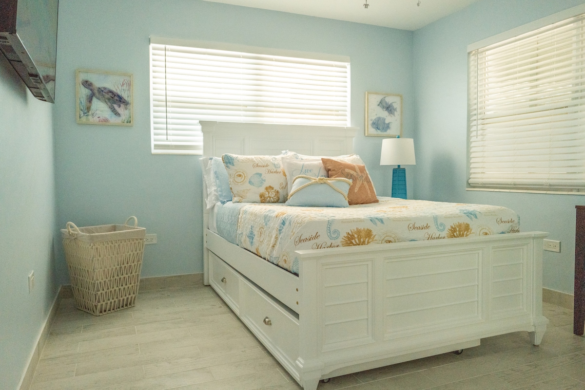 غرفة نوم ثانية بسرير كامل وعربة مزدوجة