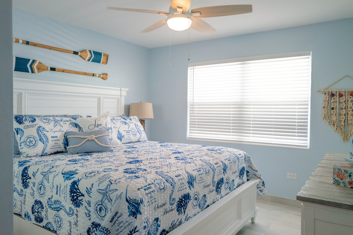 غرفة نوم رئيسية بسرير بحجم كبير.