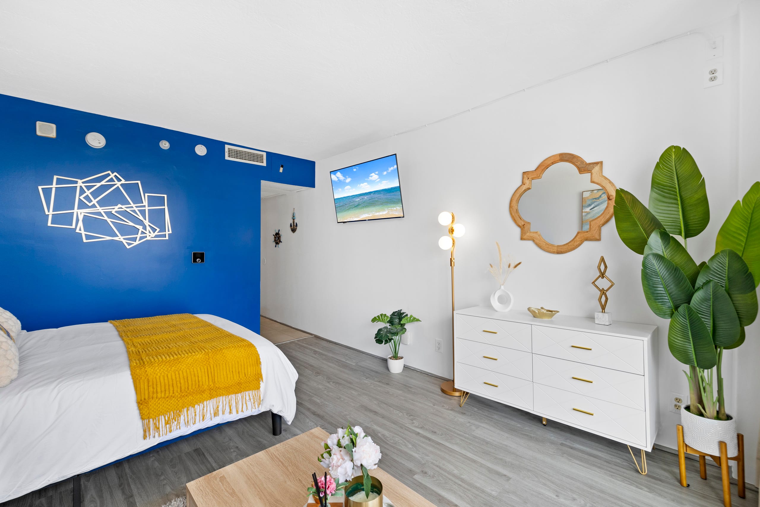 Blissful Coastal Studio Gem - Image 14