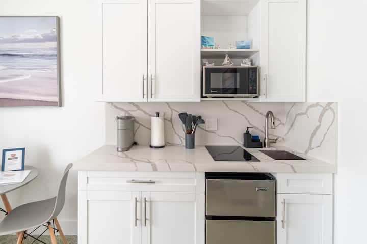 Perfect Location Beachfront Studio W/ Beach Gear - North Miami Beach