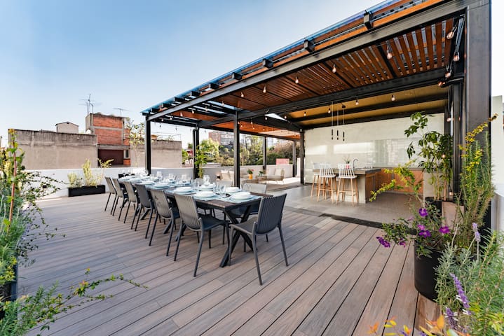 Group-Friendly, Private Rooftop, City Views & BBQ