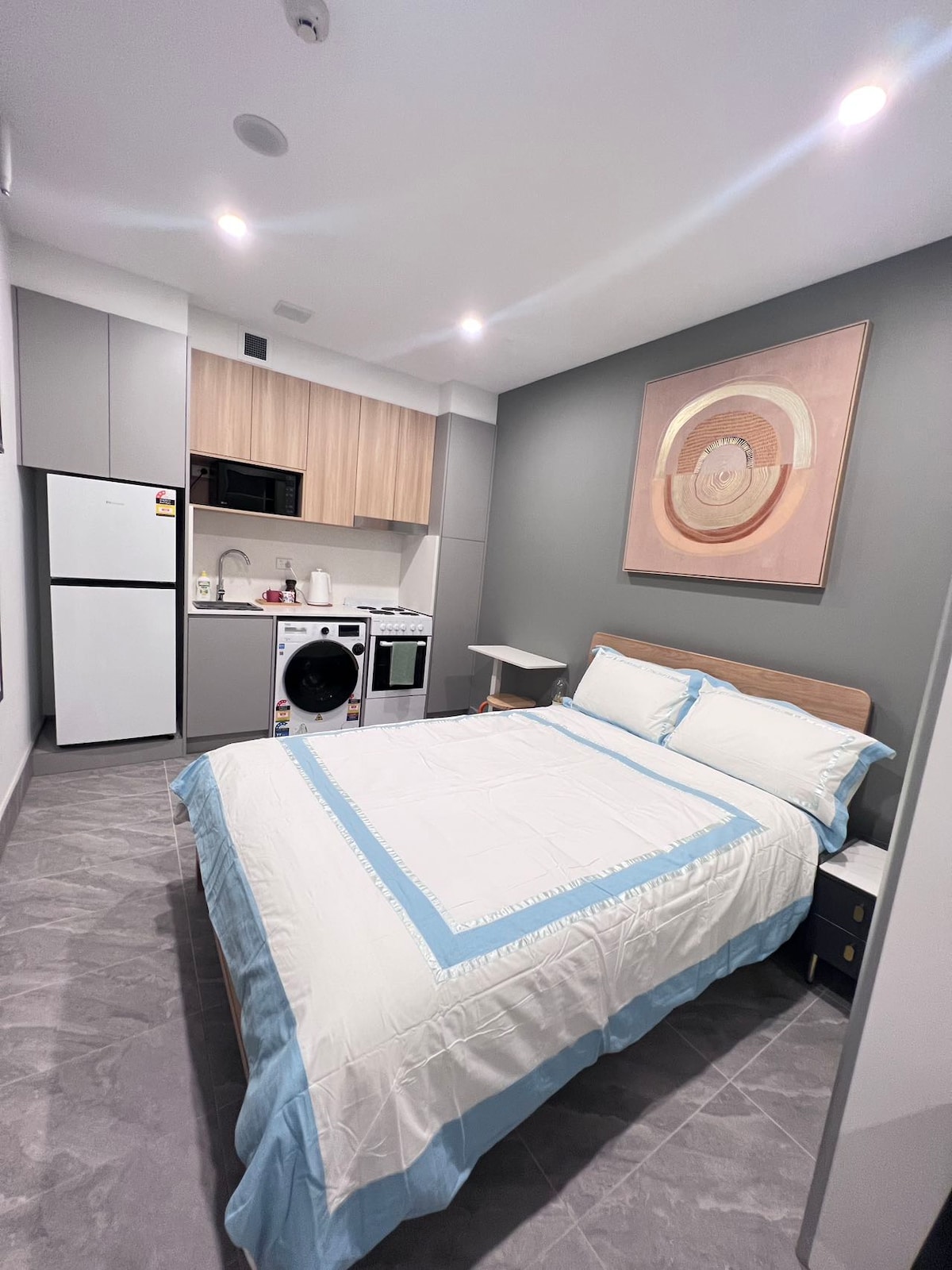 20% off Self-contained studio near train