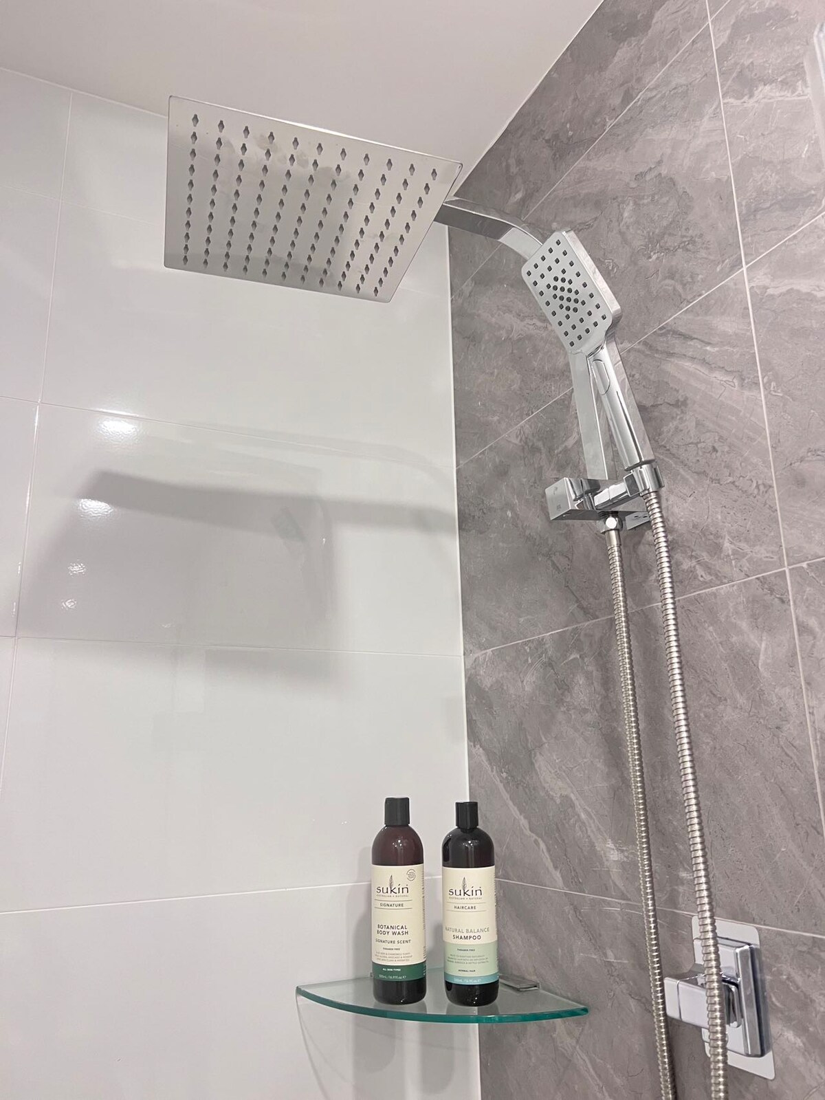 20% off Self-contained studio near train