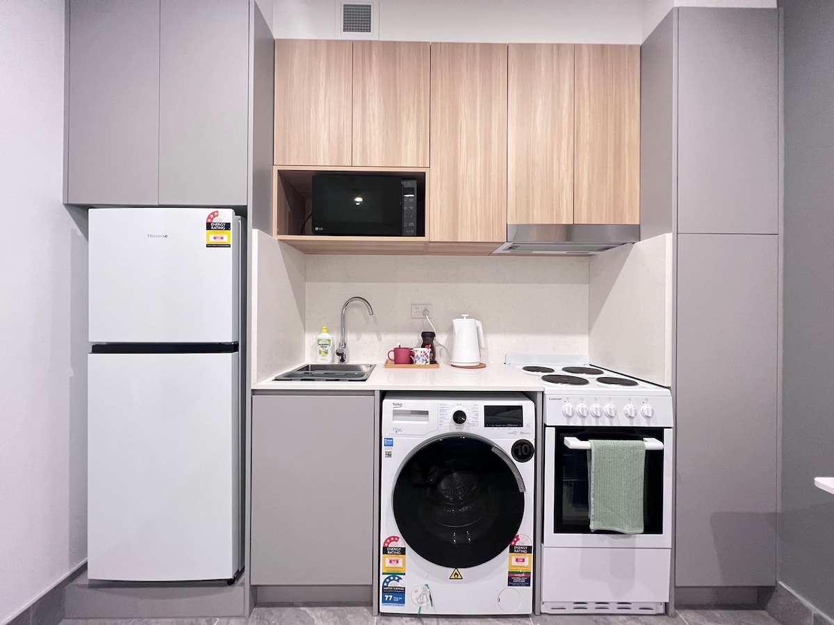20% off Self-contained studio near train