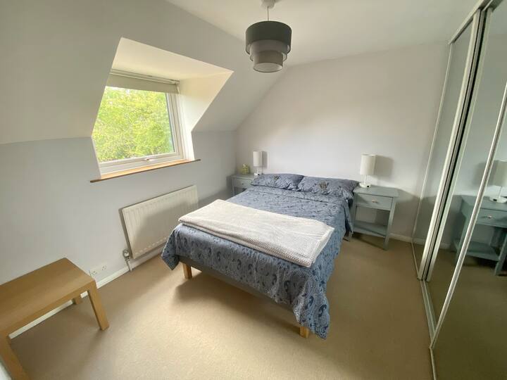 Საძინებელი ორადგილიანი საწოლით, საწოლისპირა მაგიდებითა და გვერდით მაგიდით. Დიდი სარკეებიანი კარადა შესანახად. 