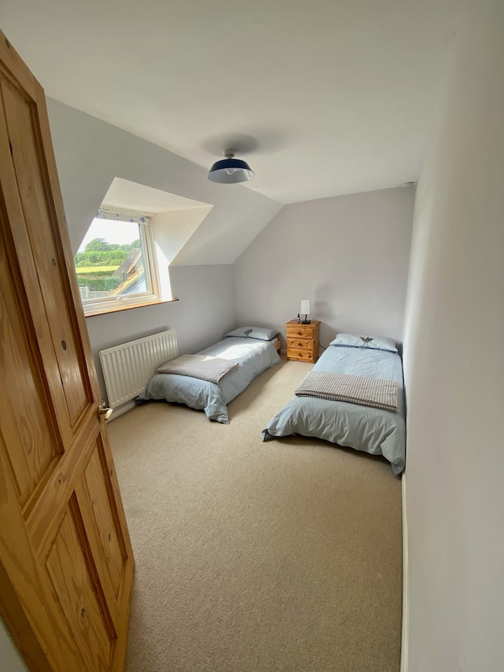 Ორი ერთადგილიანი საწოლი დამატებითი საბნით. Ტანსაცმლის შესანახი თარო. 