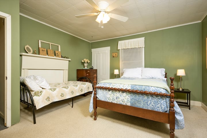 Dormitorio con cama de matrimonio y dos camas individuales. 