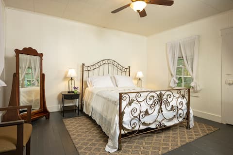 1887 West Virginia Farm House-Strawberry Farm B&B
