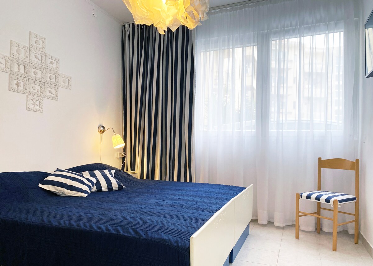 غرفة نوم بسرير كينج وتلفزيون.