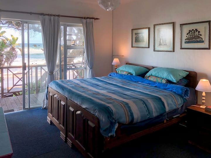 Главна спална соба (со поглед на море) брачен кревет (широк 150-179 см)