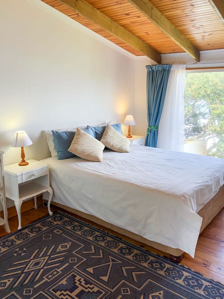 Спална соба 2 на горниот кат (со поглед на море) брачен кревет (широк 150-179 см