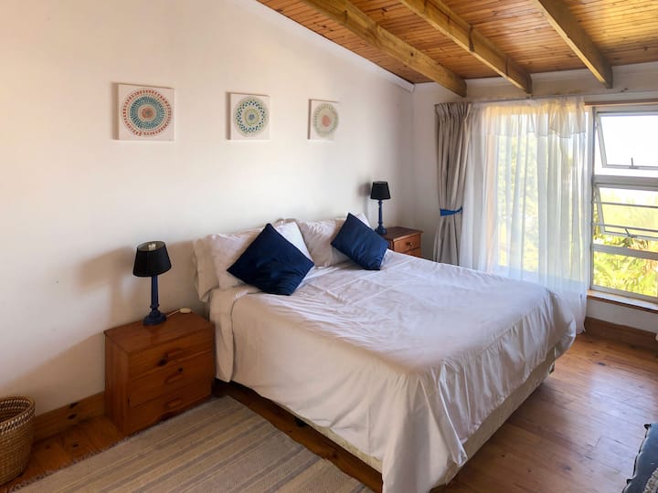 Спална соба 1 на горниот кат (со поглед на море) брачен кревет (широк 150-179 см