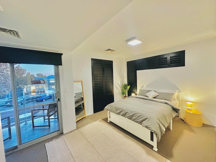 საწოლი 152×203 სმ ზომის, მაღალი ხარისხის თეთრეული, ხავერდოვანი საბანი და პლედი, სამი ხაზინიანი ხალათი, აივანი ყავახანითა და ოკეანის ხედით, სამუშაო მაგიდა, მთლიანფიგურული სარკე.