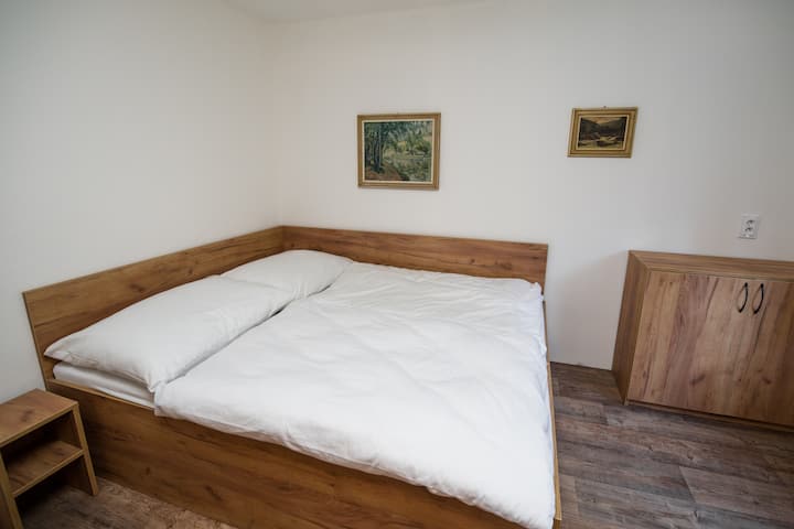 Dhoma e gjumit dopio ndodhet në katin përdhes.  Dhoma është e pajisur me hapësirë magazinimi. 