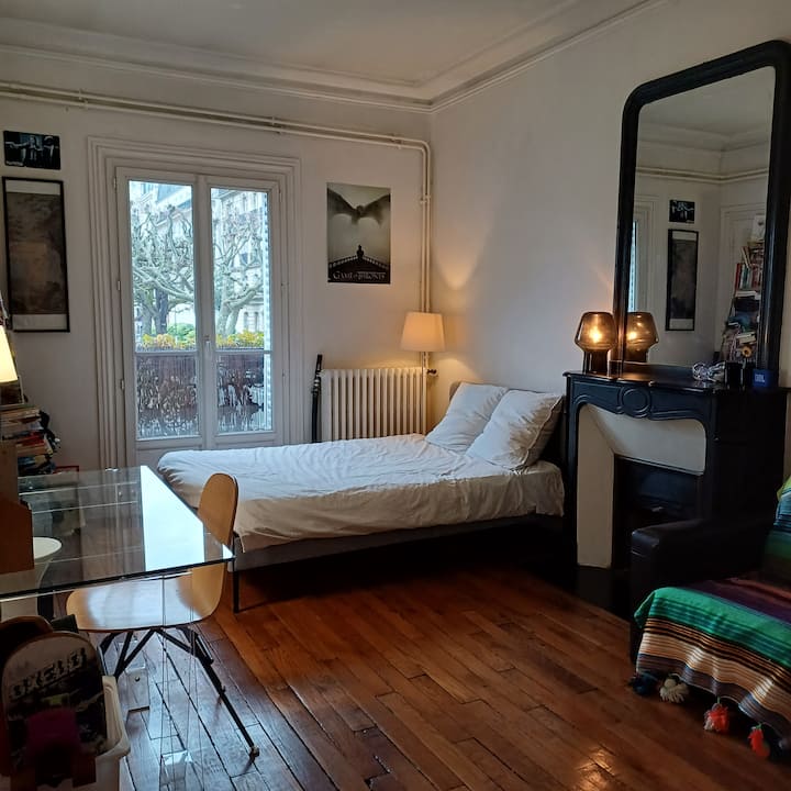 非常漂亮的房间，可俯瞰Marie de Saint-Mandé花园，游戏机游戏和夏季樱花园的美景。有4个网球拍……附近有几个球场 