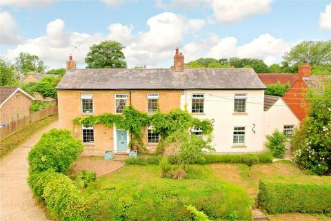 5 Bed Silverstone -1.5mile walk to GP with parking