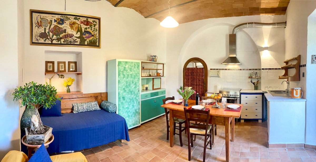 Annuncio Airbnb popolare: Apartment in Tuscany with giant oak tree a Poggibonsi