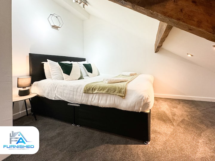 „Útulná spálňa s plyšovou manželskou posteľou navrhnutá tak, aby poskytovala pokojné útočisko na omladzujúci nočný spánok a relaxáciu.“