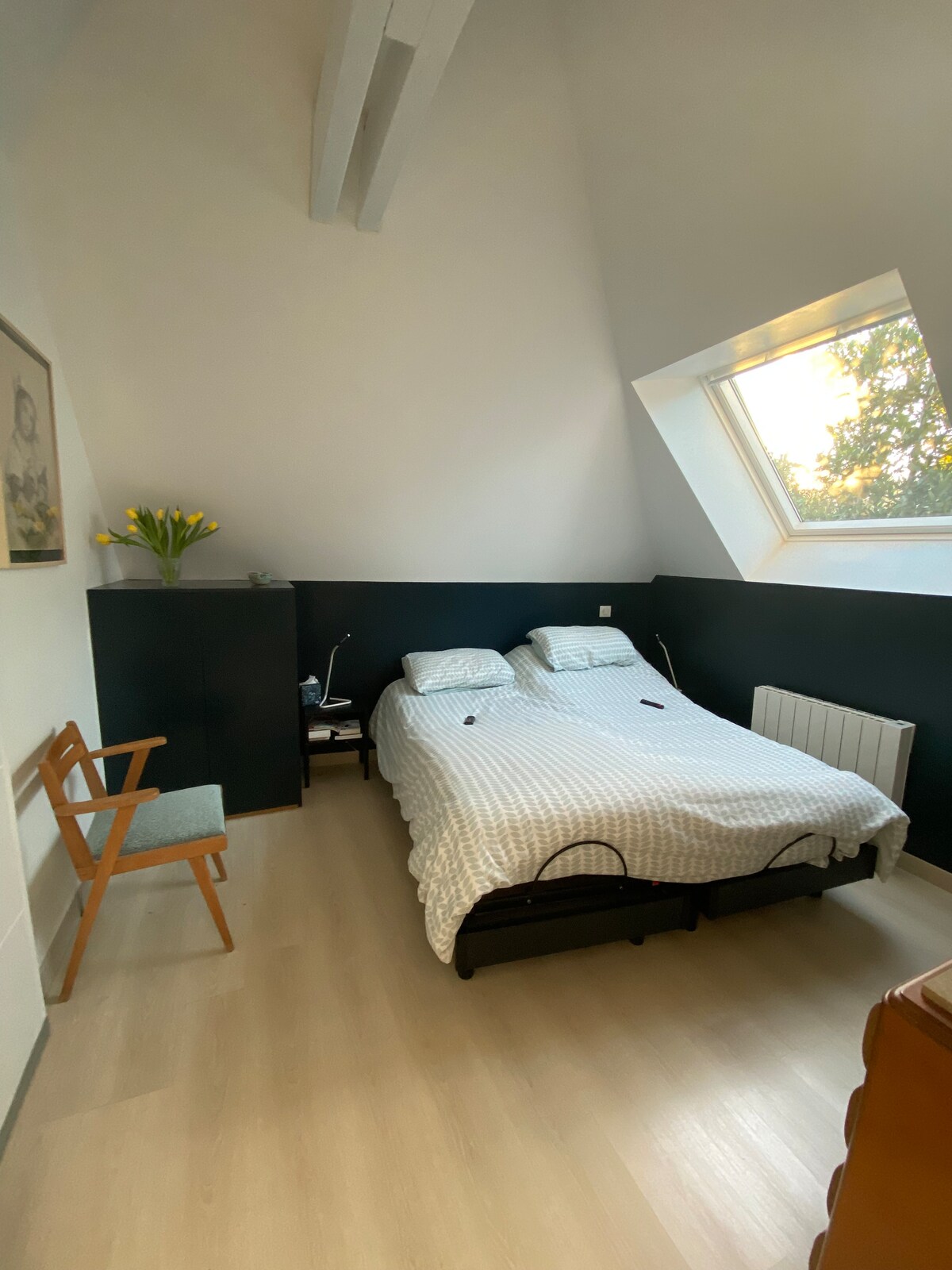 sebule, yenye vitanda viwili vinavyodhibitiwa kwa umeme, inayoangalia skrini ya televisheni iliyo na chaneli ya pamoja, kabati la kujipambia , salama, kabati la nguo,